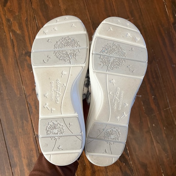 Skechers GoLounge Fluffy Leopard Slippers - Picture 3 of 5